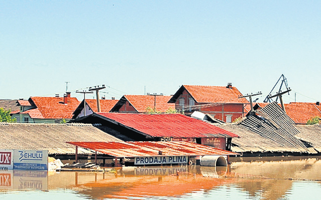 Sătenii din Bistreţ se tem că vor retrăi coşmarul din 2006: «Ne rugăm să nu cedeze digul!»