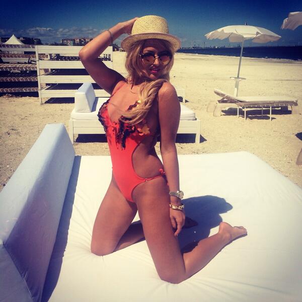 DELIA, IMAGINE DE INFARCT! A pozat ÎNTR-UN COSTUM DE BAIE CU FORMELE VOLUPTOASE LA ÎNAINTARE! FOTO
