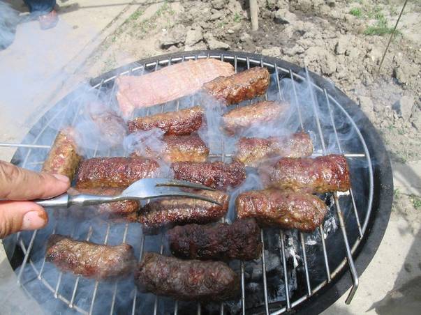 Îi mănânci cu muştar şi cu poftă, dar ştii de unde vine numele mititeilor?