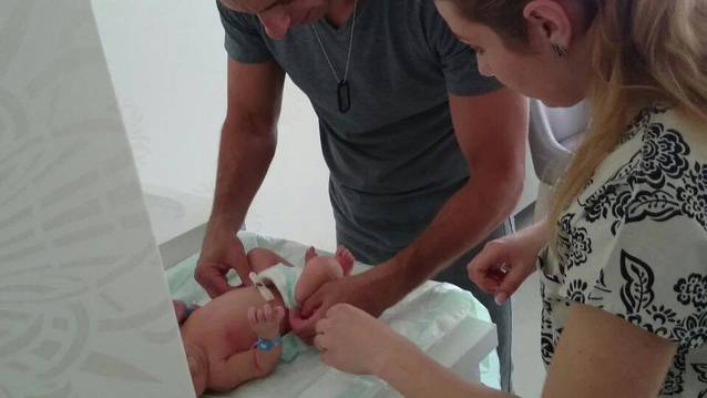 Mircea Badea ÎNVAŢĂ SĂ SCHIMBE SCUTECE! Nu credeai CĂ O SĂ-L VEZI AŞA | FOTO ÎN ARTICOL