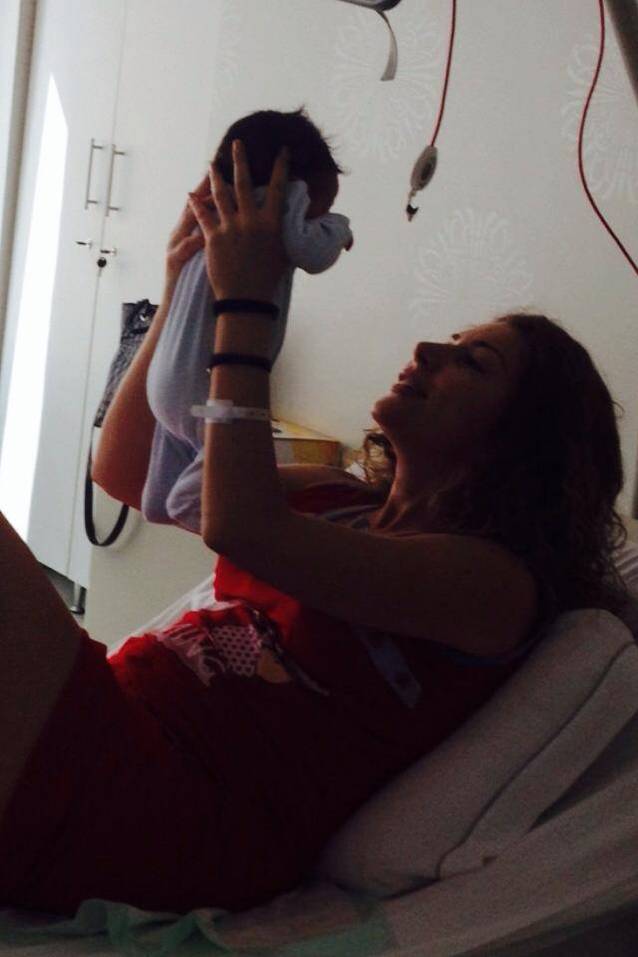PRIMA FOTOGRAFIE A BEBELUŞULUI LUI CARMEN BRUMĂ! IATĂ CE SPUNE MĂMICA, DUPĂ CE A NĂSCUT! FOTO ÎN ARTICOL