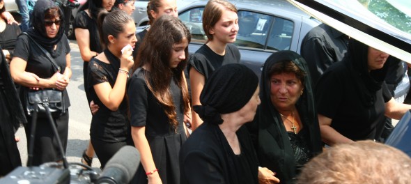 Mama și fetele lui Gigi Becali, la înmormântarea Everdichiei Becali