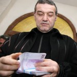 Gigi Becali adora să numere bani în public