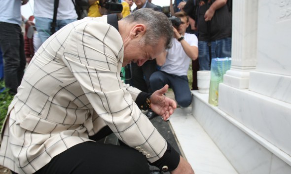 Gigi Becali a plâns la mormântul mătușii sale