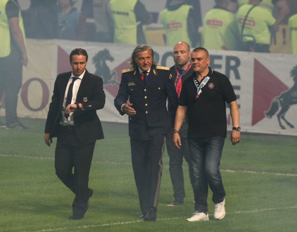 INCREDIBIL. Un personaj cercetat penal a ţinut de trofeul de campion şi le-a dat ordine steliştilor