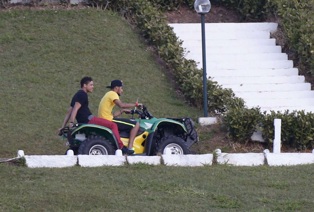 ZI PLINĂ: Neymar și-a prezentat fiul, s-a plimbat cu ATV-ul, apoi a ”remarcat” un fotomodel!
