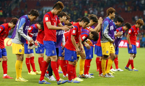 La finalul meciului, fotbaliştii naţionalei Coreei de Sud le-a mulţumit fanilor veniţi să-i susţină cu Algeria  FOTO: EPA