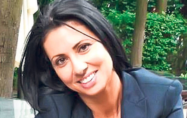 EXCLUSIV LIBERTATEA|  În trecut a dat-o afară din casă, acum o ţine de mână