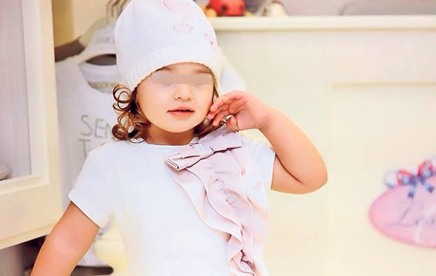 EXCLUSIV LIBERTATEA|  În trecut a dat-o afară din casă, acum o ţine de mână