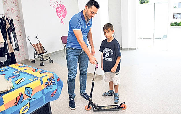 «Am dat cu mătura o oră, ca să-i cumpăr nepoţelului o jucărie»