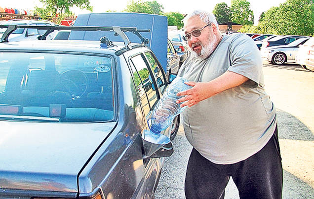 A băgat 3.000 € ca să îşi facă Trabantul decapotabil