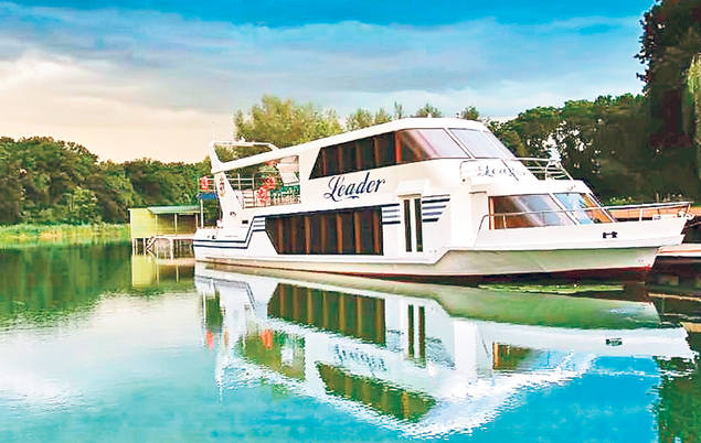 Nicolae Ceauşescu vinde acadele în târg! Un tiz de-al răposatului dictator este mândru cu numele său celebru