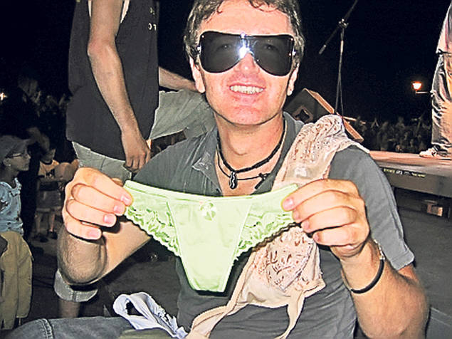 Tavi Colen a cântat cu un sutien pe un umăr