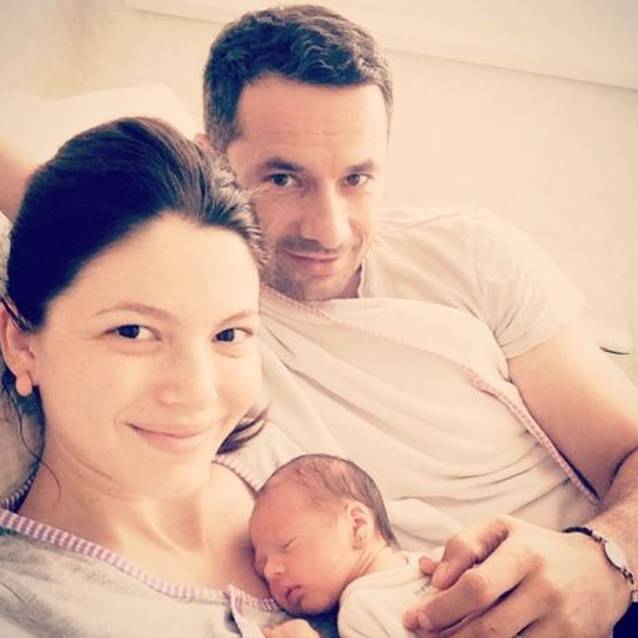 PRIMA POZĂ CU FETIŢA ANCĂI LUNGU, născută PREMATUR! CE FERICIŢI SUNT PĂRINŢII LÂNGĂ PRUNCUL LOR! FOTO ÎN ARTICOL