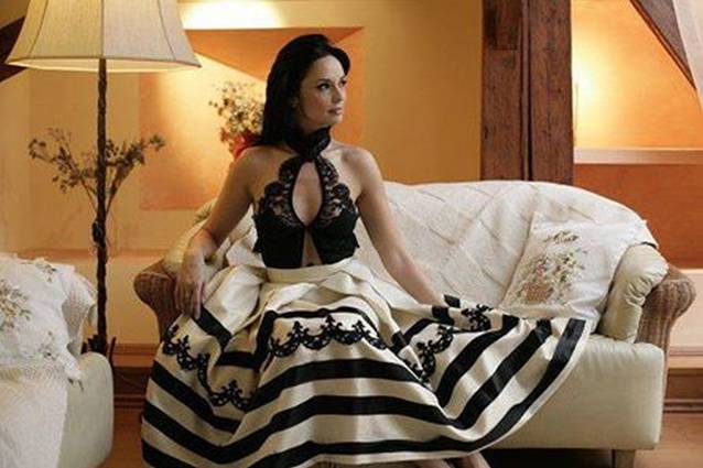 ANDREEA MARIN, cu DECOLTEU AMEŢITOR, într-o BLUZĂ DIN DANTELĂ, MINUSCULĂ, pe FACEBOOK! FOTO INCENDIAR ÎN ARTICOL