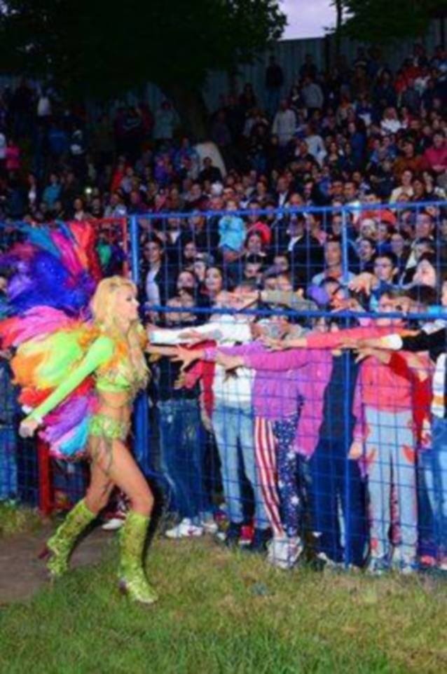 Andreea Bălan, CRITICATĂ CĂ A APĂRUT PREA DEZBRĂCATĂ, în faţa unor copii! REACŢIA CÂNTĂREŢEI 