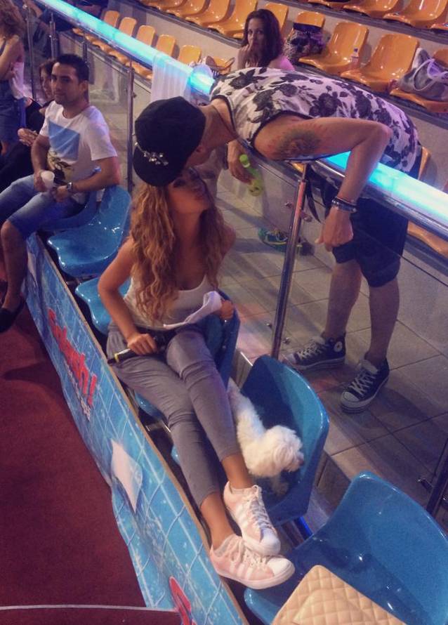 BIANCA DRĂGUŞANU, în IPOSTAZE TANDRE CU UN BĂRBAT! CE ÎI FACE MASCULUL ROŞCATEI?