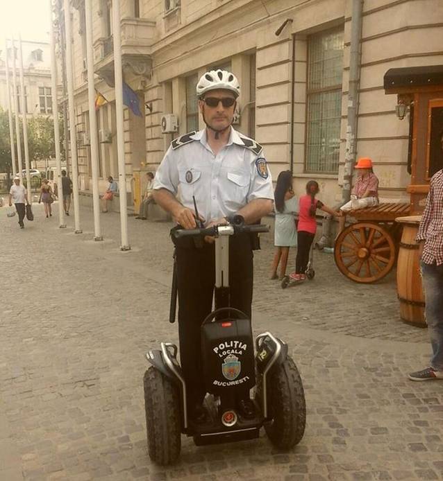Am trăit să o vedem şi pe asta! Uite cu ce SE DAU poliţiştii prin Centrul Vechi! FOTO