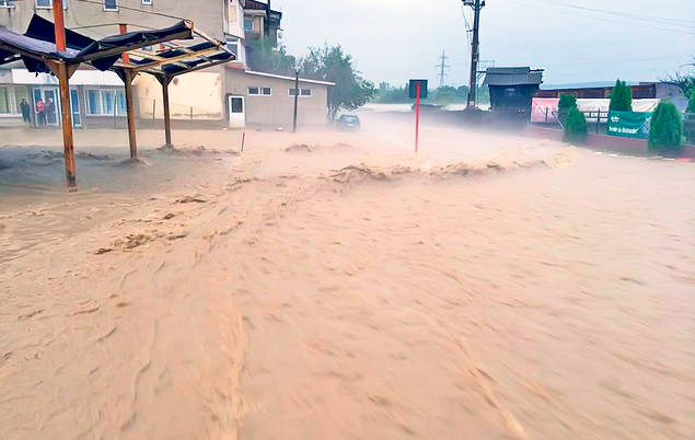 În 10 minute, vijelia le-a luat toată agoniseala! «Mi-a zburat acoperișul, solarul și găinile» | FOTO