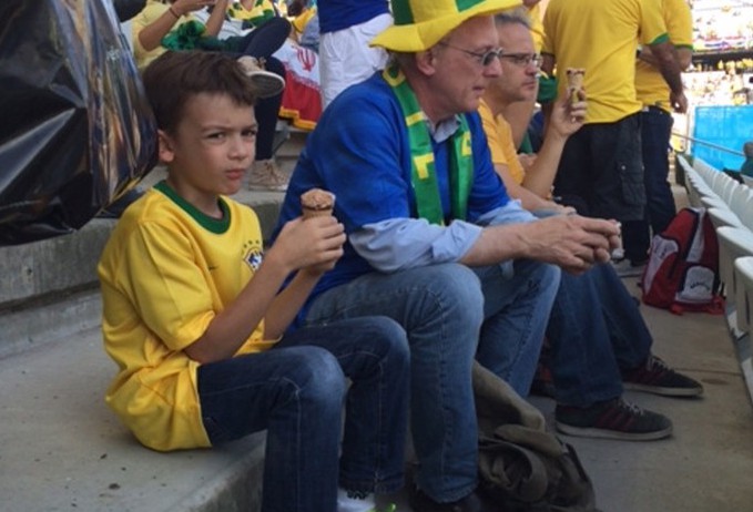 INCREDIBIL. Au dat 500 $ pe bilet, ca să stea cu fundul pe beton!