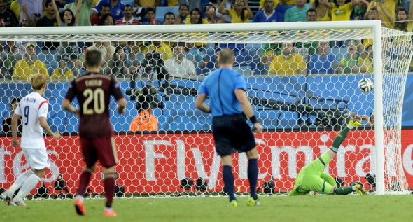 Igor Akinfeev nu are o aminitire prea frumoasă în legătură cu debutul său la Cupa Mondială. Foto: EPA