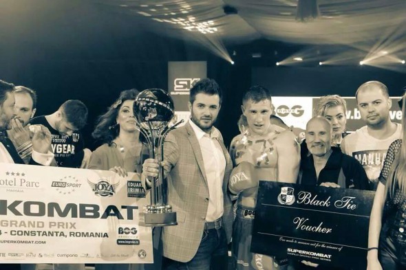 Designerul Cristian Ion îl premiază cu un costum de lux pe marele câştigător de la Superkombat Constanța 