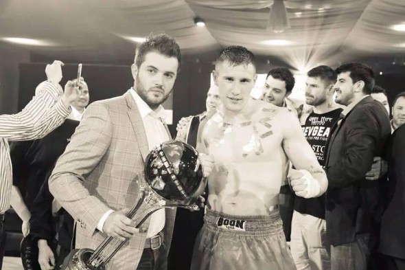 Designerul Cristian Ion îl premiază cu un costum de lux pe marele câştigător de la Superkombat Constanța 