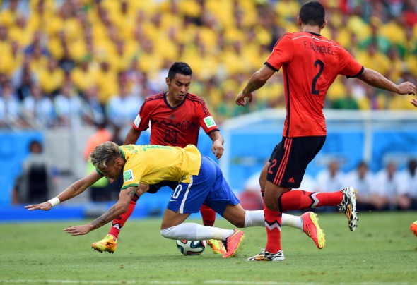 La prima fază a meciului, mexicanii l-au faultat pe Neymar. Foto: EPA