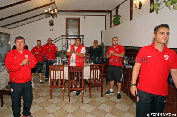 FOTO / ”Câinii roşii” îmbină munca cu distracţia. Petrecere în cantonament