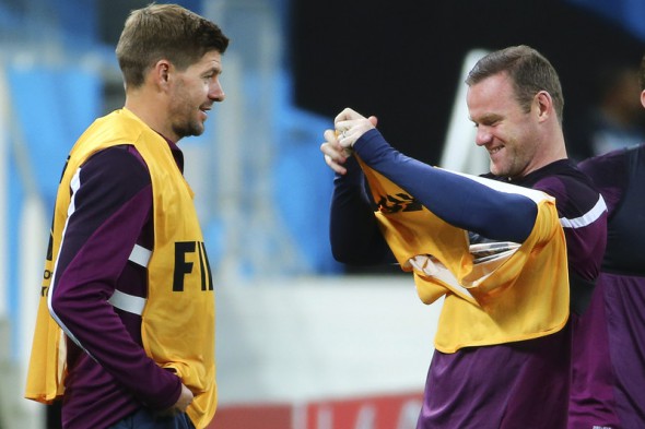 Steven Gerrard și Wayne Rooney, cele două mari vedete ale englezilor. FOTO: EPA