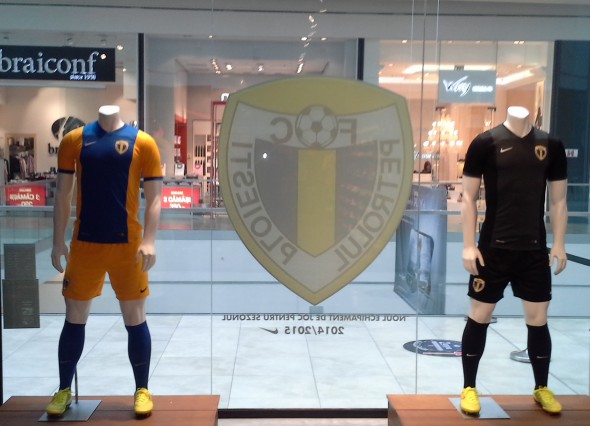 FOTO / Ploieştenii, în haine noi. Vezi tricourile pe care le vor purta cei de la Petrolul în noul sezon