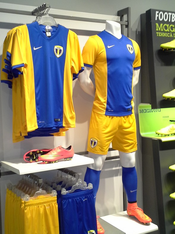 FOTO / Ploieştenii, în haine noi. Vezi tricourile pe care le vor purta cei de la Petrolul în noul sezon