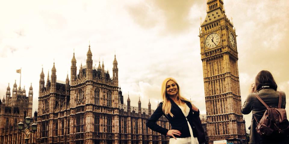 FOTO/ E singura în vacanță, la Saint-Tropez! ^S-a despărțit de iubitul-primar?