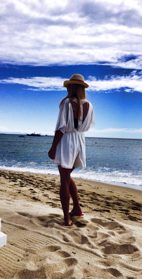 FOTO/ E singura în vacanță, la Saint-Tropez! ^S-a despărțit de iubitul-primar?