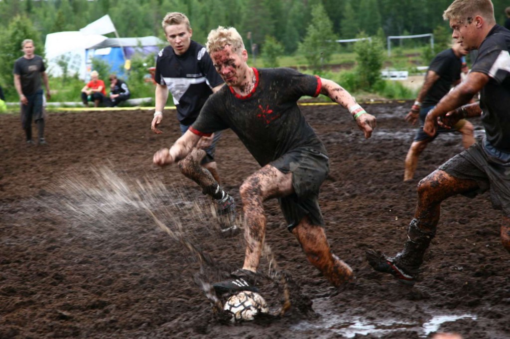 FOTO/ Nemții au câștigat cu... ÎNAINTAREA! ^Germanii au cucerit titlul și la fotbal în noroi