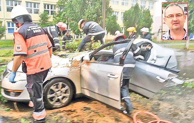 Fabrică distrusă de un fulger! Furtunile violente au ucis un om şi au făcut pagube importante