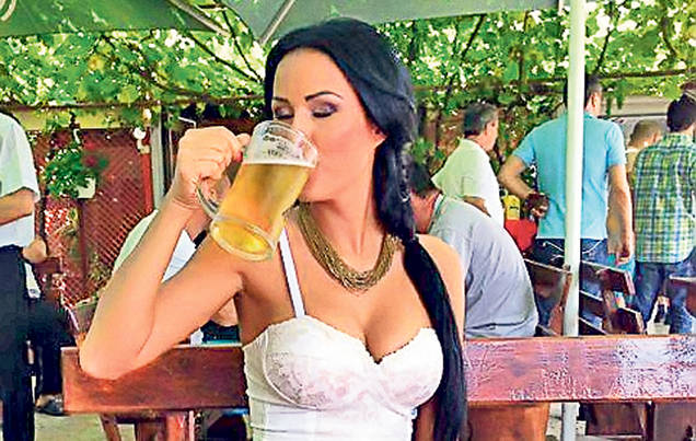 Vedetele au profitat de primele zile caniculare din an şi şi-au etalat corpurile pe plajă şi la piscină