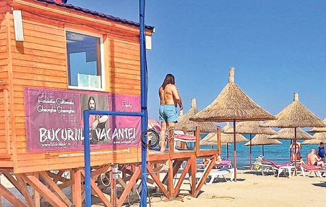 Vedetele au profitat de primele zile caniculare din an şi şi-au etalat corpurile pe plajă şi la piscină