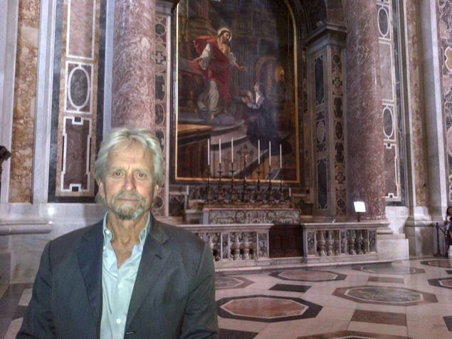 SE TOPEŞTE PE PICIOARE! MARELE Michael Douglas, DE NERECUNOSCUT | FOTO