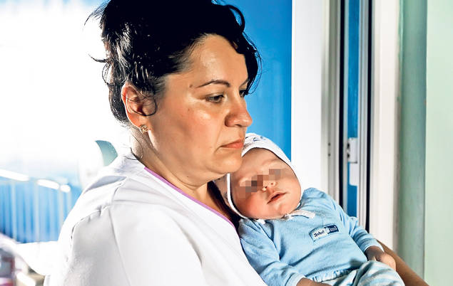 DRAMATIC! Zace de 7 ani într-un patuţ cu GRATII DE FIER