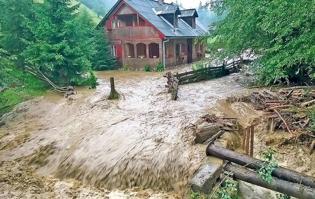 LOVIT DE TRĂSNET, a scăpat cu o zgârietură! Mai multe judeţe au fost afectate de FURTUNI puternice
