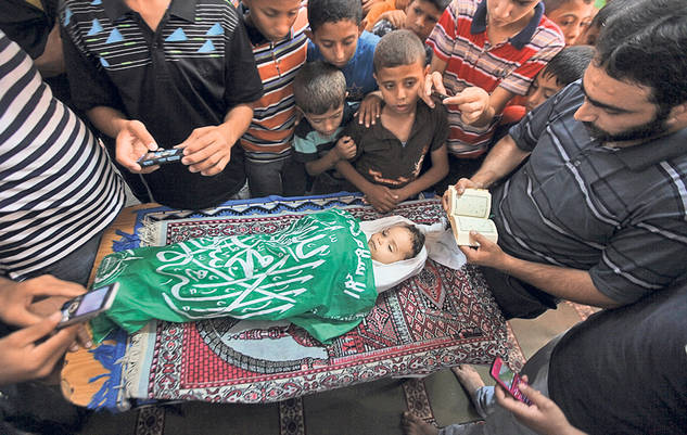 84 de refugiaţi din Gaza au ajuns ieri la familiile din România: «Au murit 20 de oameni lângă mine»