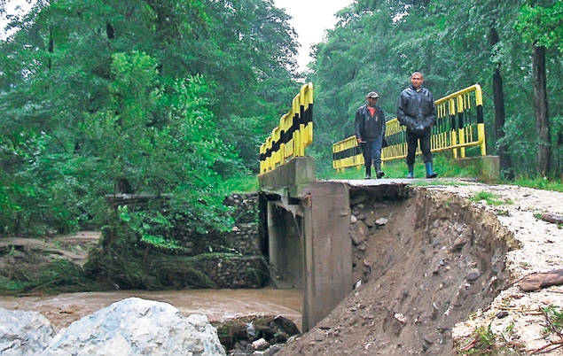 LOVIT DE TRĂSNET, a scăpat cu o zgârietură! Mai multe judeţe au fost afectate de FURTUNI puternice