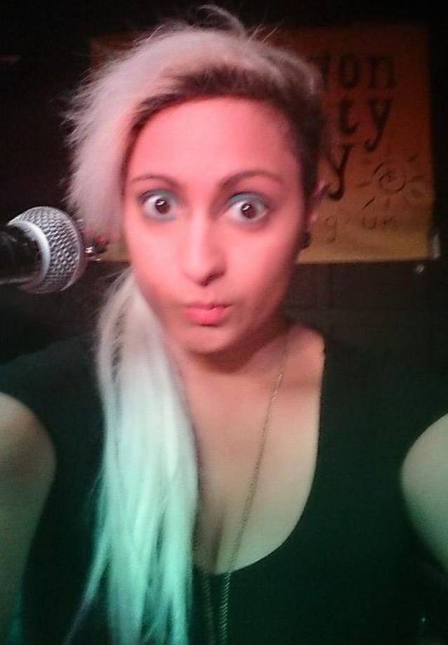 Femeia care miroase ca un peşte stricat! O cântăreaţă suferă de o boală extrem de rară 