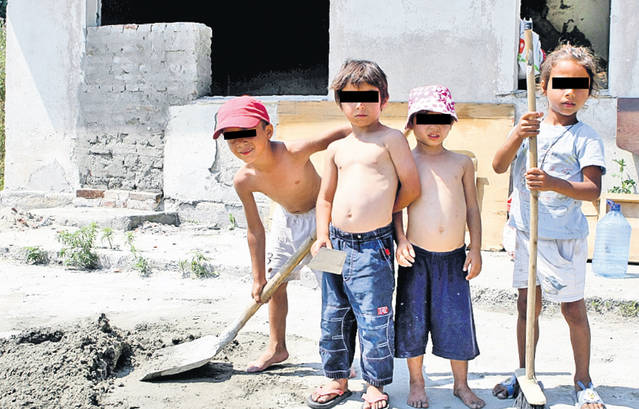 Copilărie la lopată | Patru micuţi cu vârste cuprinse între 5 şi 7 ani îşi ajută părinţii la construirea unei case