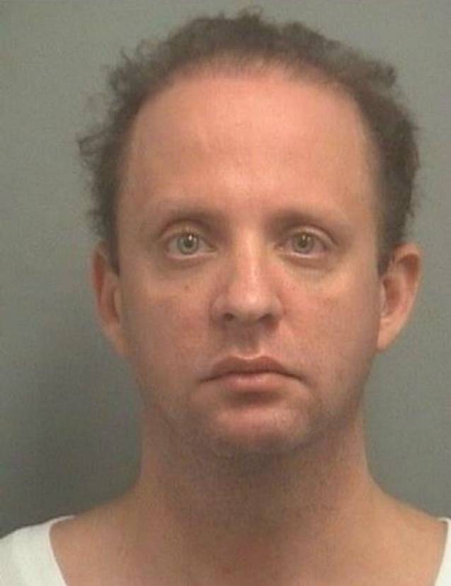 Avocatul lui Cristi Borcea din SUA, arestat după ce a încercat să-şi strângă de gât soţia cu halatul de baie