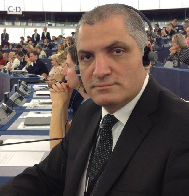 Damian Drăghici, liderul trupei Damian & Brothers de nerecunoscut în prima zi de muncă la Parlamentul European! FOTO