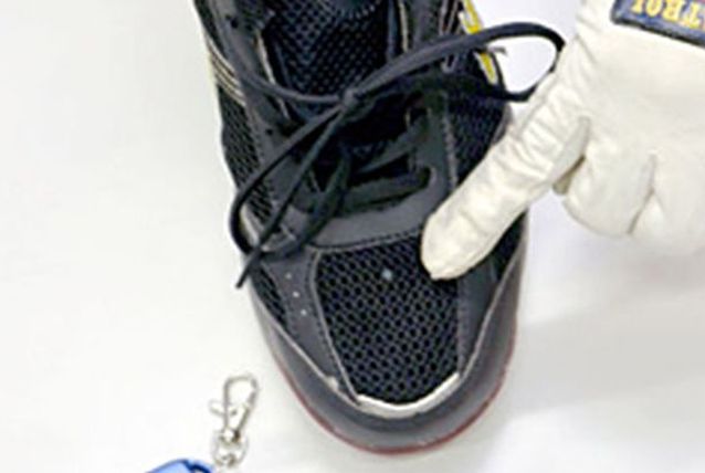 Japonezii au inventat gadgetul care le permite perverşilor să fotografieze lenjeria femeilor pe stradă! Poliţia încearcă să-i oprească | VIDEO 