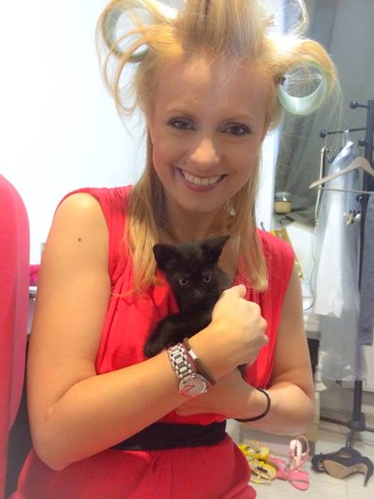 SIMONA GHERGHE, aşa cum nu ai mai văzut-o! CE COMICĂ ESTE cu PĂRUL AŞA ÎN CAP