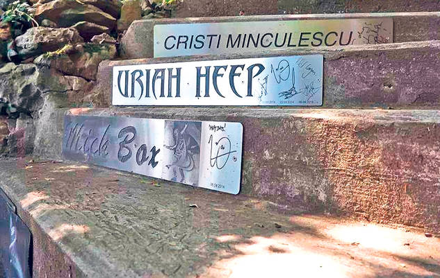 Revine Minculescu la Iris?